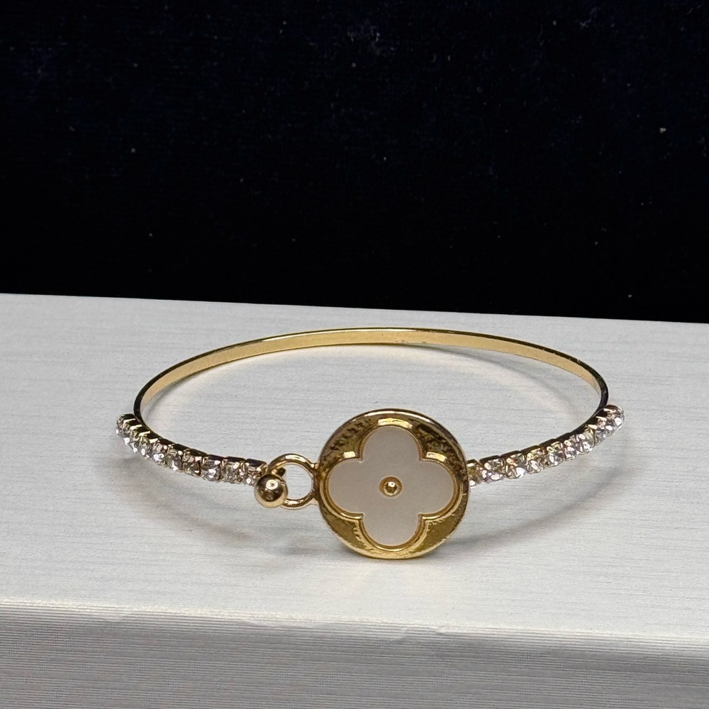 NWOT Gold Tone Sparkling White Clover Bangle Bracelet (Opens)